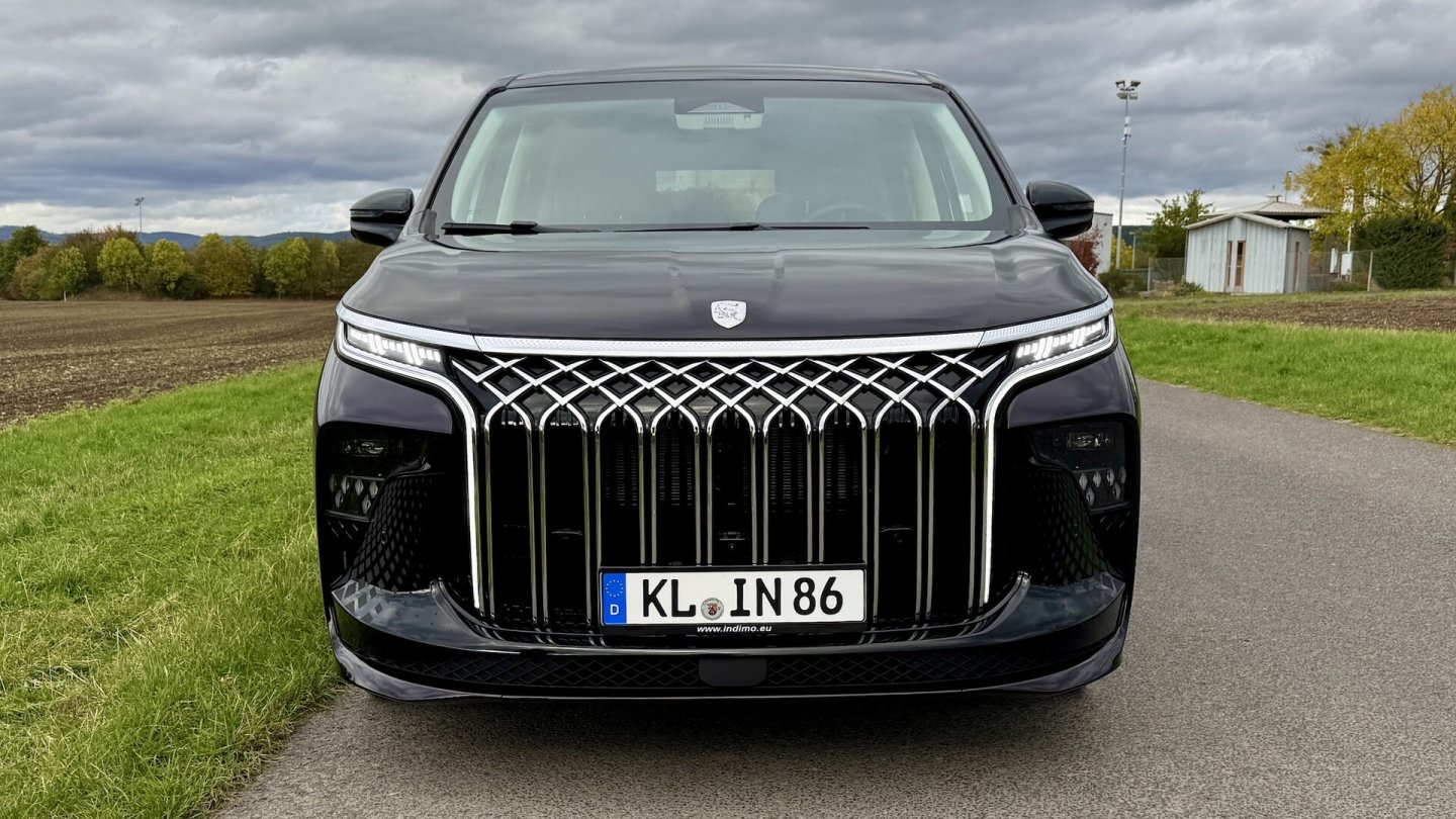 Verbrenner und Elektromotor kommen mit dem schweren Forthing 9 gut zurecht.