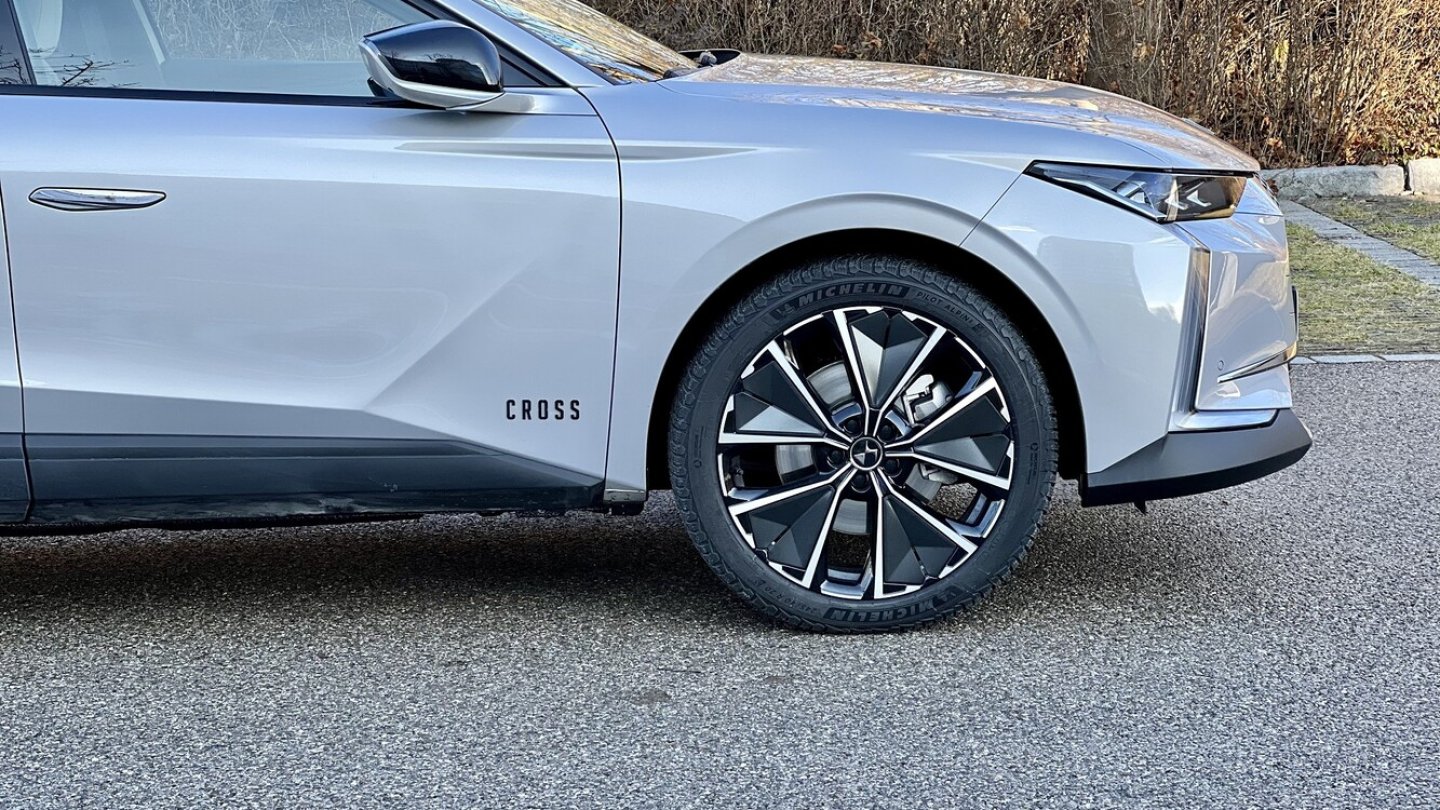Trotz großer Räder bietet der DS 4 mit Active Scan Suspension hervorragenden Federungskomfort. Trotz großer Räder bietet der DS 4 mit Active Scan Suspension hervorragenden Federungskomfort.