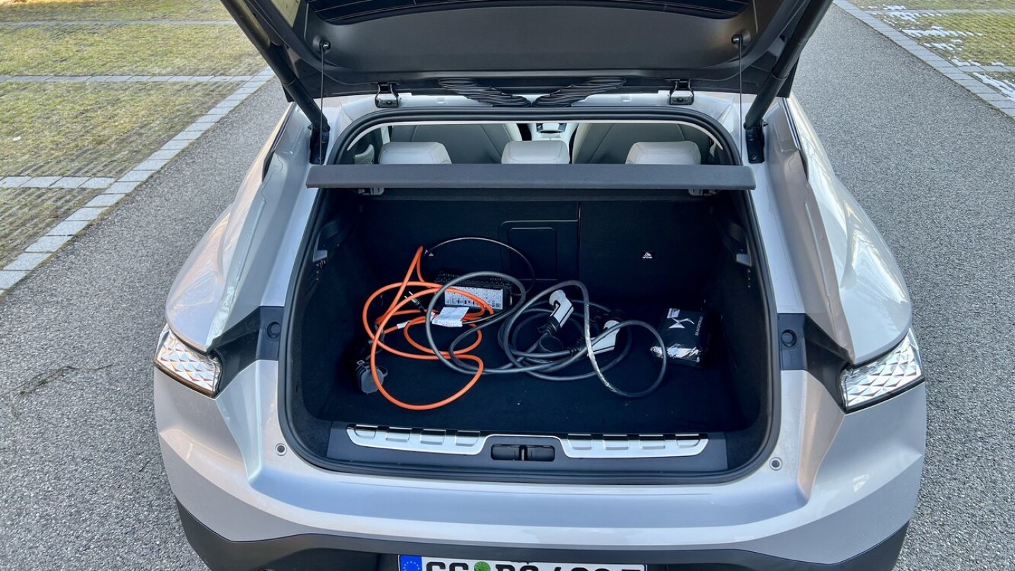 Ein extra Fach für die Ladekabel gibt es leider nicht. Ein extra Fach für die Ladekabel gibt es leider nicht.