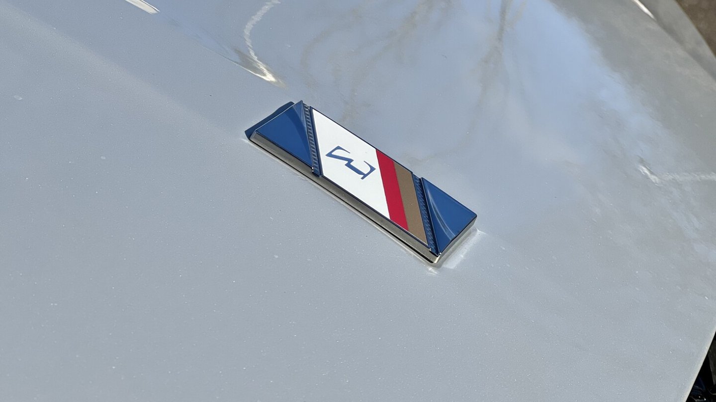Das E-Tense Logo prangt auf der Motorhaube des DS 4. Das E-Tense Logo prangt auf der Motorhaube des DS 4.