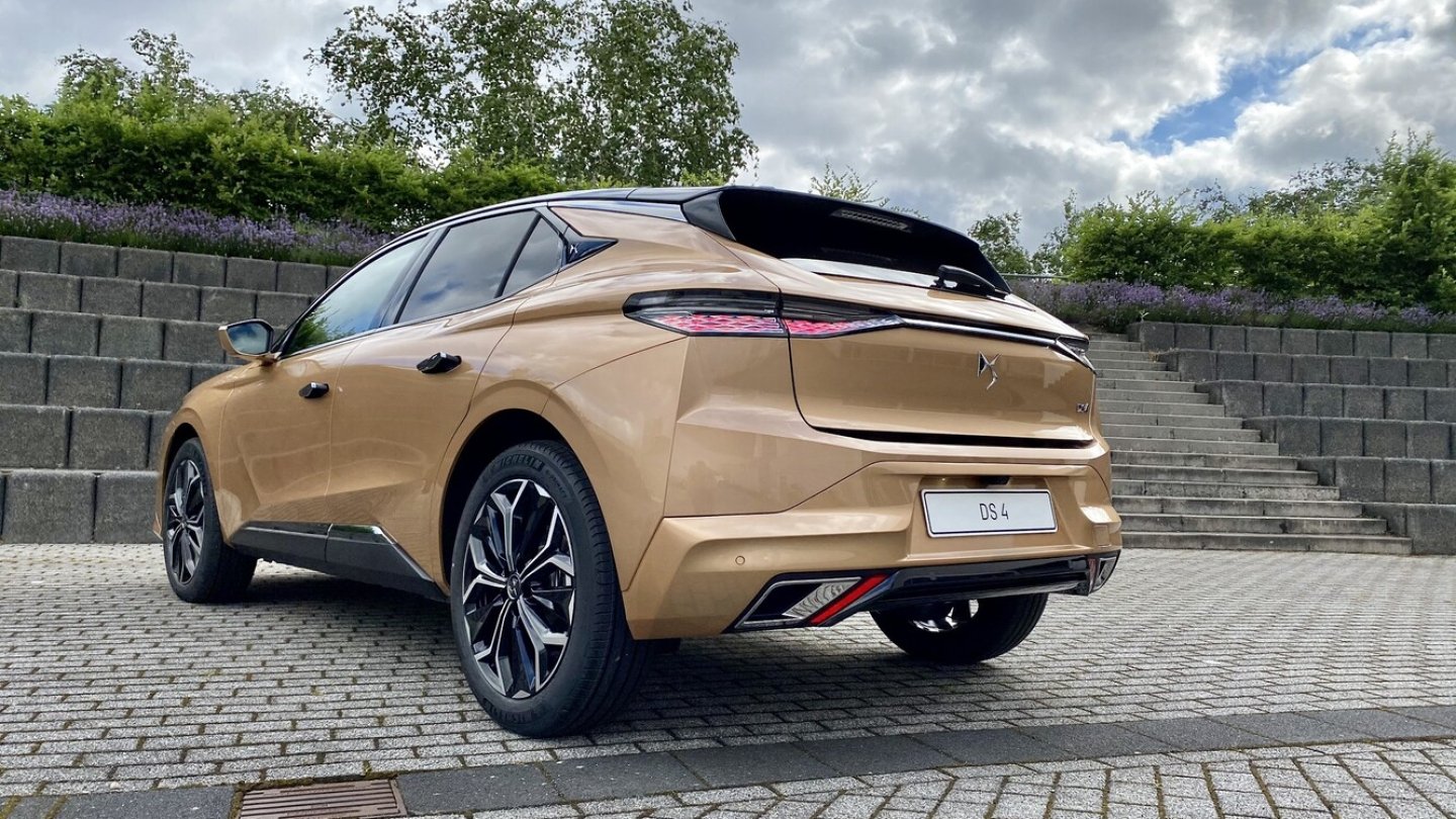 Den DS 4 gibt es als Benziner, Diesel und Plug-in Hybrid. Den DS 4 gibt es als Benziner, Diesel und Plug-in Hybrid.
