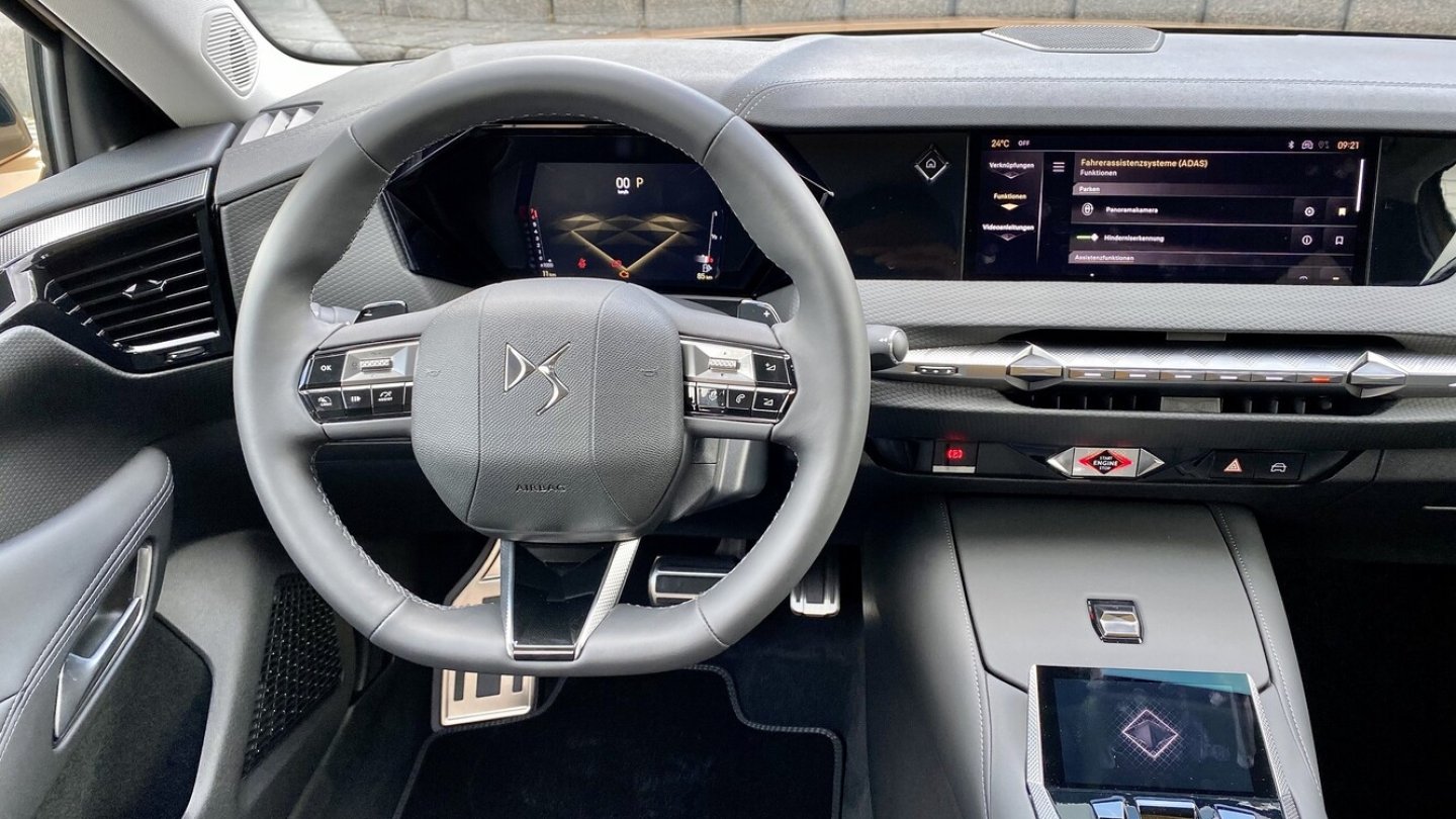 Ein Head-up Display ist in den höheren Ausstattungslinien serienmäßig. Ein Head-up Display ist in den höheren Ausstattungslinien serienmäßig.