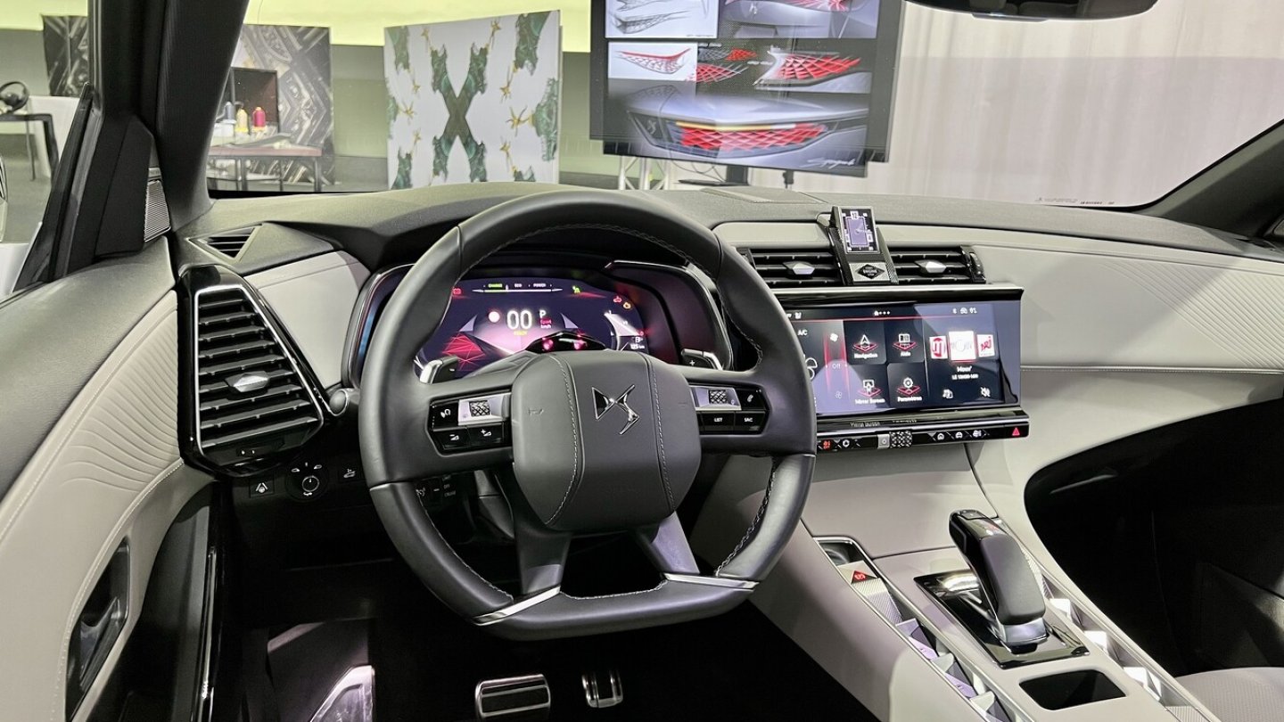 Das weiterhin 12 Zoll große Display dient der Anzeige und Bedienung eines neuen Infotainmentsystems. Das weiterhin 12 Zoll große Display dient der Anzeige und Bedienung eines neuen Infotainmentsystems.