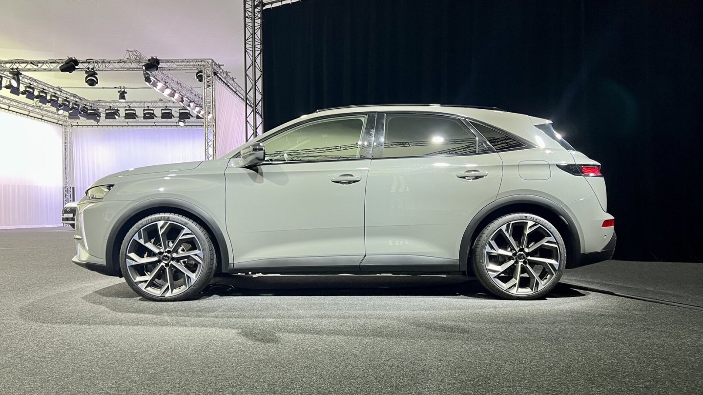 Der DS 7 E-Tense 4x4 360 steht auf 21 Zoll großen Rädern. Der DS 7 E-Tense 4x4 360 steht auf 21 Zoll großen Rädern.