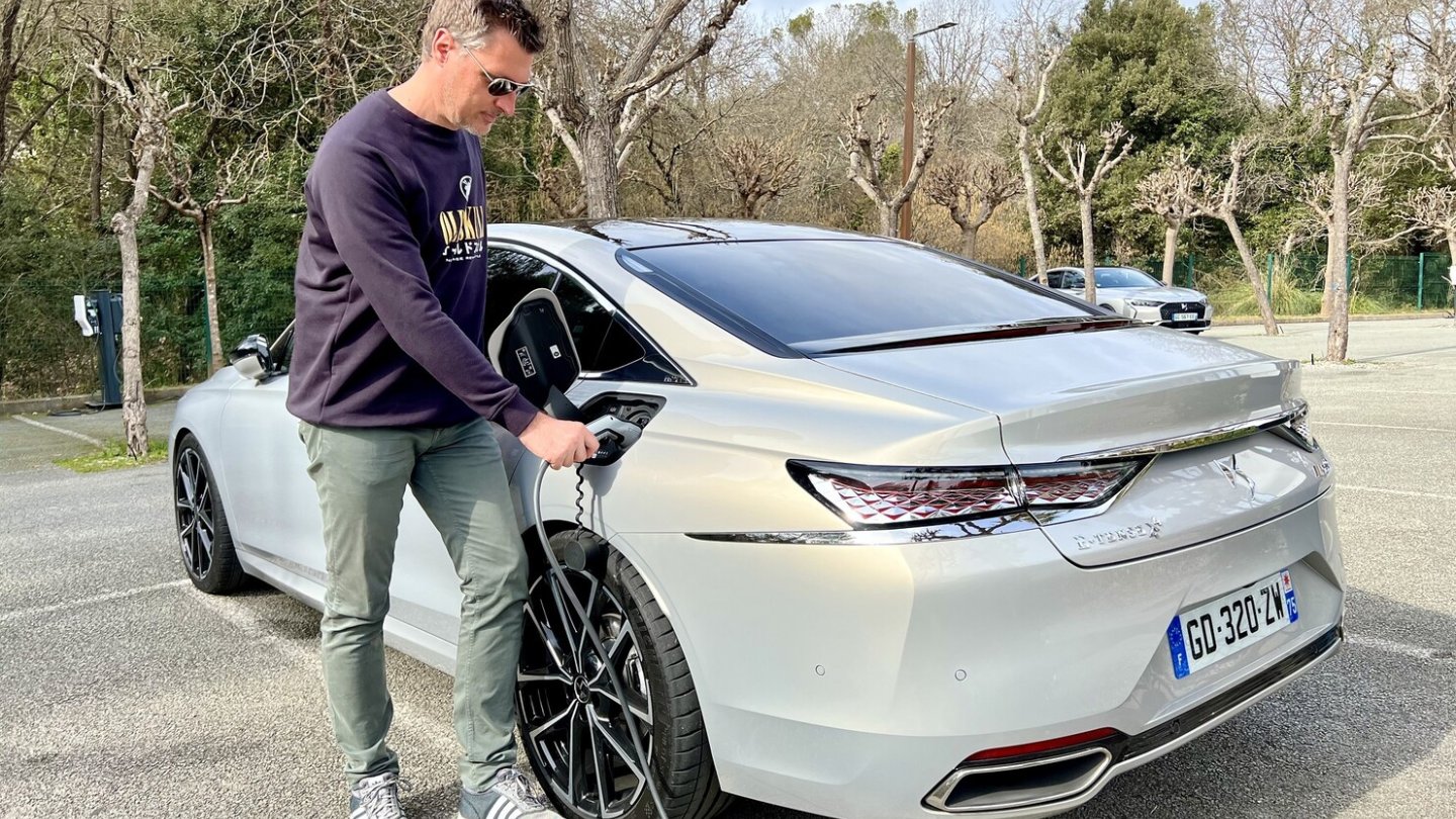 Der Akku des Plug-in Hybriden hat eine Speicherkapazität von 11,8 kWh. Der Akku des Plug-in Hybriden hat eine Speicherkapazität von 11,8 kWh.