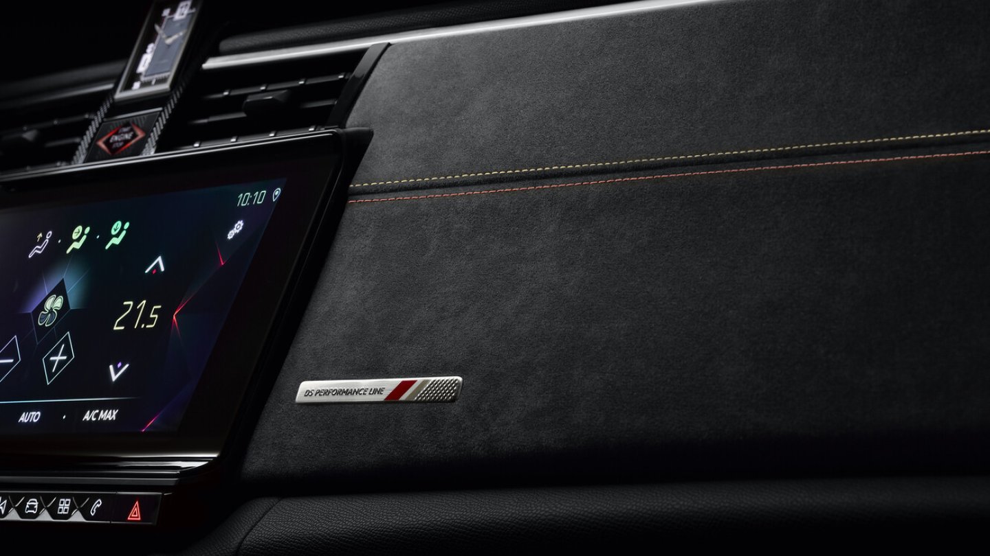 Alcantara im Innenraum des DS9 Performance Line. Alcantara im Innenraum des DS9 Performance Line.