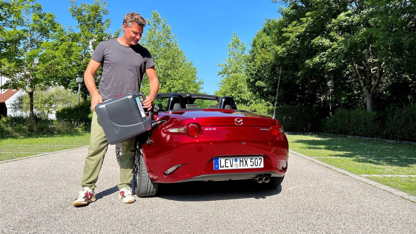 Für den Test wurde der Mazda MX-5 aus Kanistern betankt. Für den Test wurde der Mazda MX-5 aus Kanistern betankt.