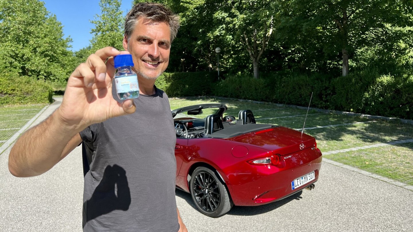 E-Fuels sind hellblau eingefärbt. Somit können sie von fossiliem Kraftstoff unterschieden werden. E-Fuels sind hellblau eingefärbt. Somit können sie von fossiliem Kraftstoff unterschieden werden.