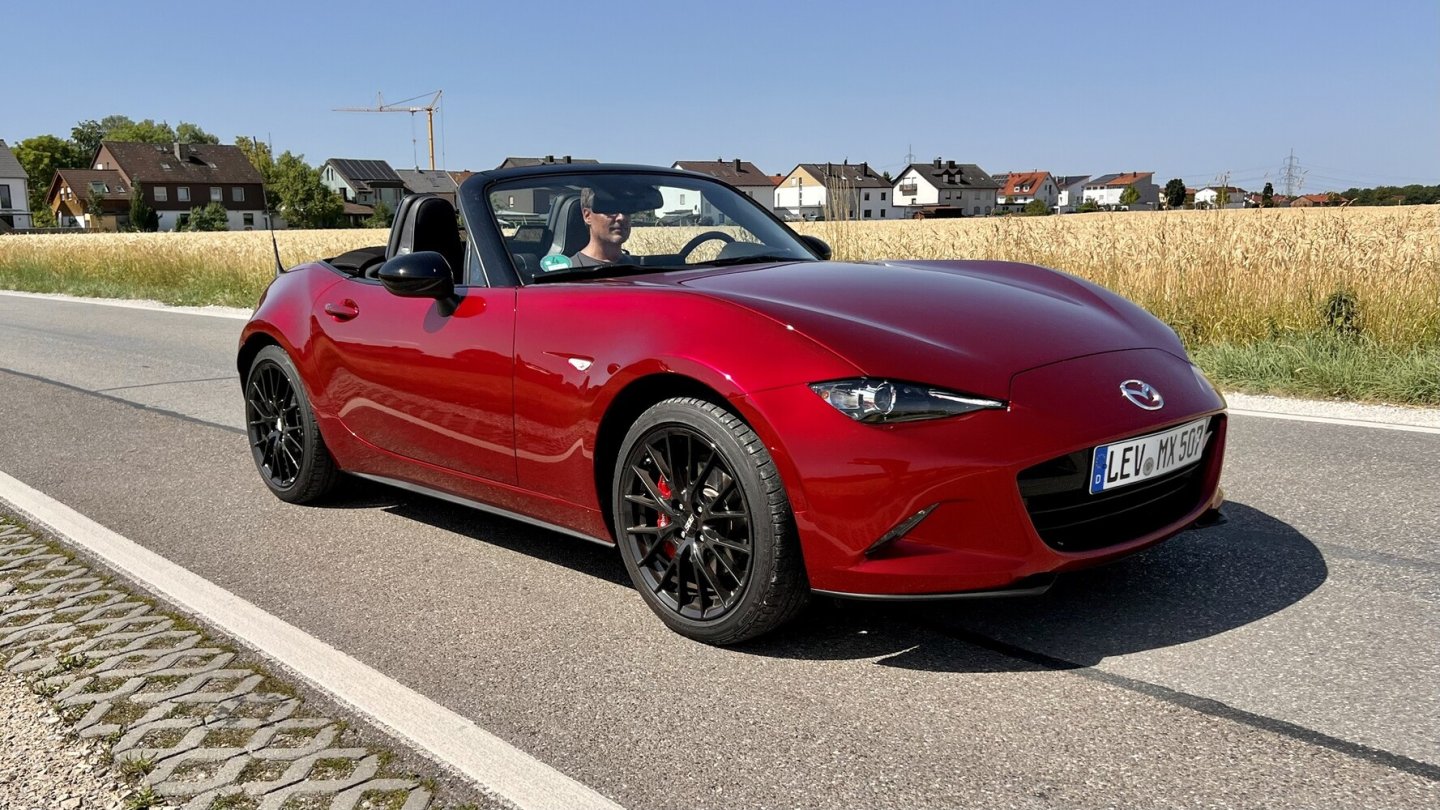 Mit großem, schweren Akku könnte ein kompakter Roadster wie der Mazda MX-5 kaum realisiert werden. Mit großem, schweren Akku könnte ein kompakter Roadster wie der Mazda MX-5 kaum realisiert werden.