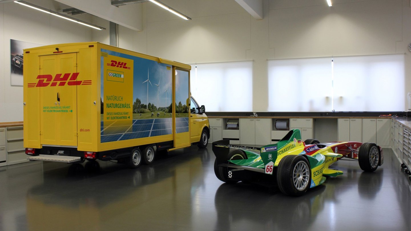 Abt betreibt ein erfolgreiches Team in der FIA Formula E, da darf der Rennwagen auch mit aufs PR-Bild. Abt betreibt ein erfolgreiches Team in der FIA Formula E, da darf der Rennwagen auch mit aufs PR-Bild.