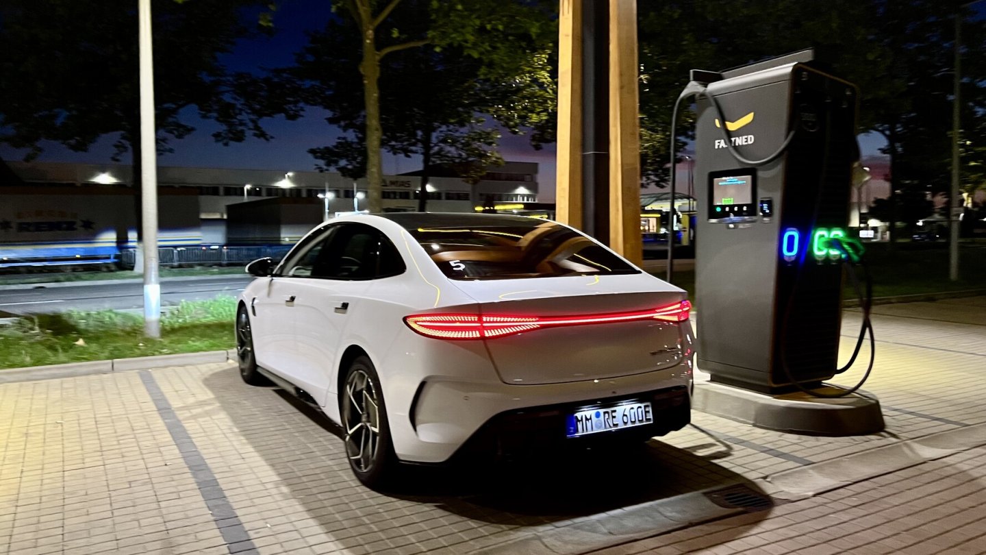 Das Elektroauto wird sich auch ohne Umweltbonus langfristig durchsetzen. Wenn die Preise sinken. Das Elektroauto wird sich auch ohne Umweltbonus langfristig durchsetzen. Wenn die Preise sinken.