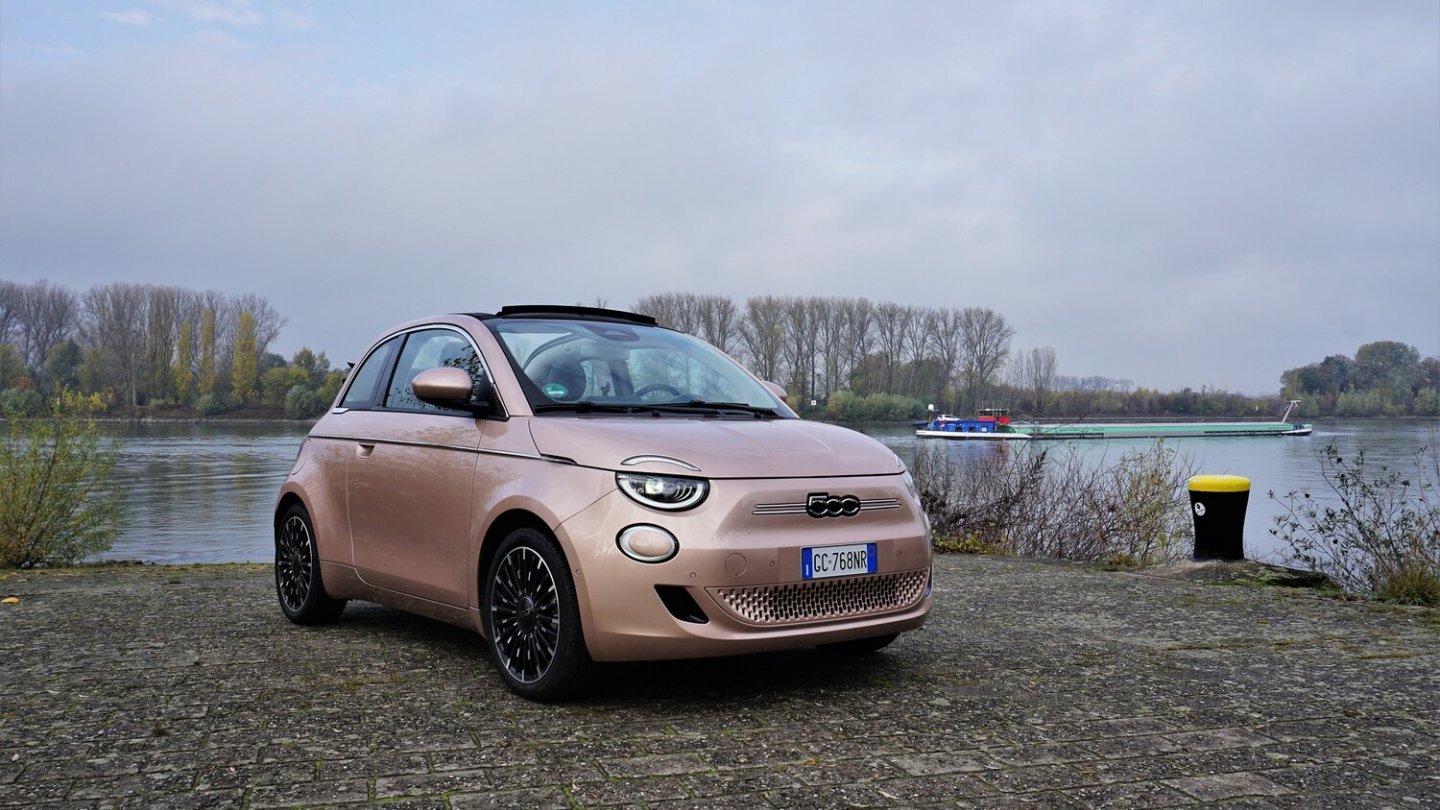 Stellantis zahlt Kunden von Fiat 500 und Co. bei Zulassung bis Ende 2023 einen Nachlass in Höhe des Umweltbonus. Stellantis zahlt Kunden von Fiat 500 und Co. bei Zulassung bis Ende 2023 einen Nachlass in Höhe des Umweltbonus.