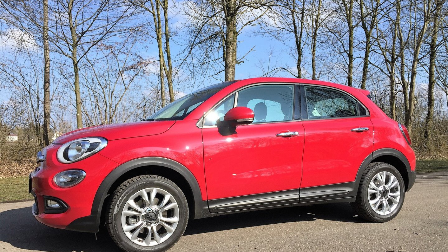 Der Fiat 500X liegt beim Verkauf vor seinem Plattformbruder Jeep Renegade. Der Fiat 500X liegt beim Verkauf vor seinem Plattformbruder Jeep Renegade.