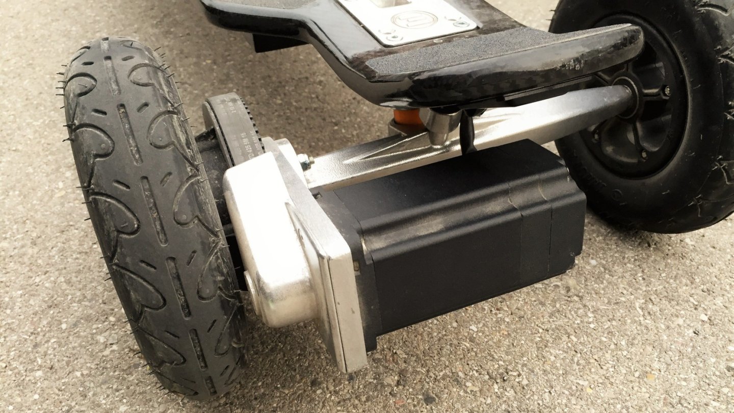 Der Elektromotor treibt die Hinterachse an. Der Elektromotor treibt die Hinterachse an.