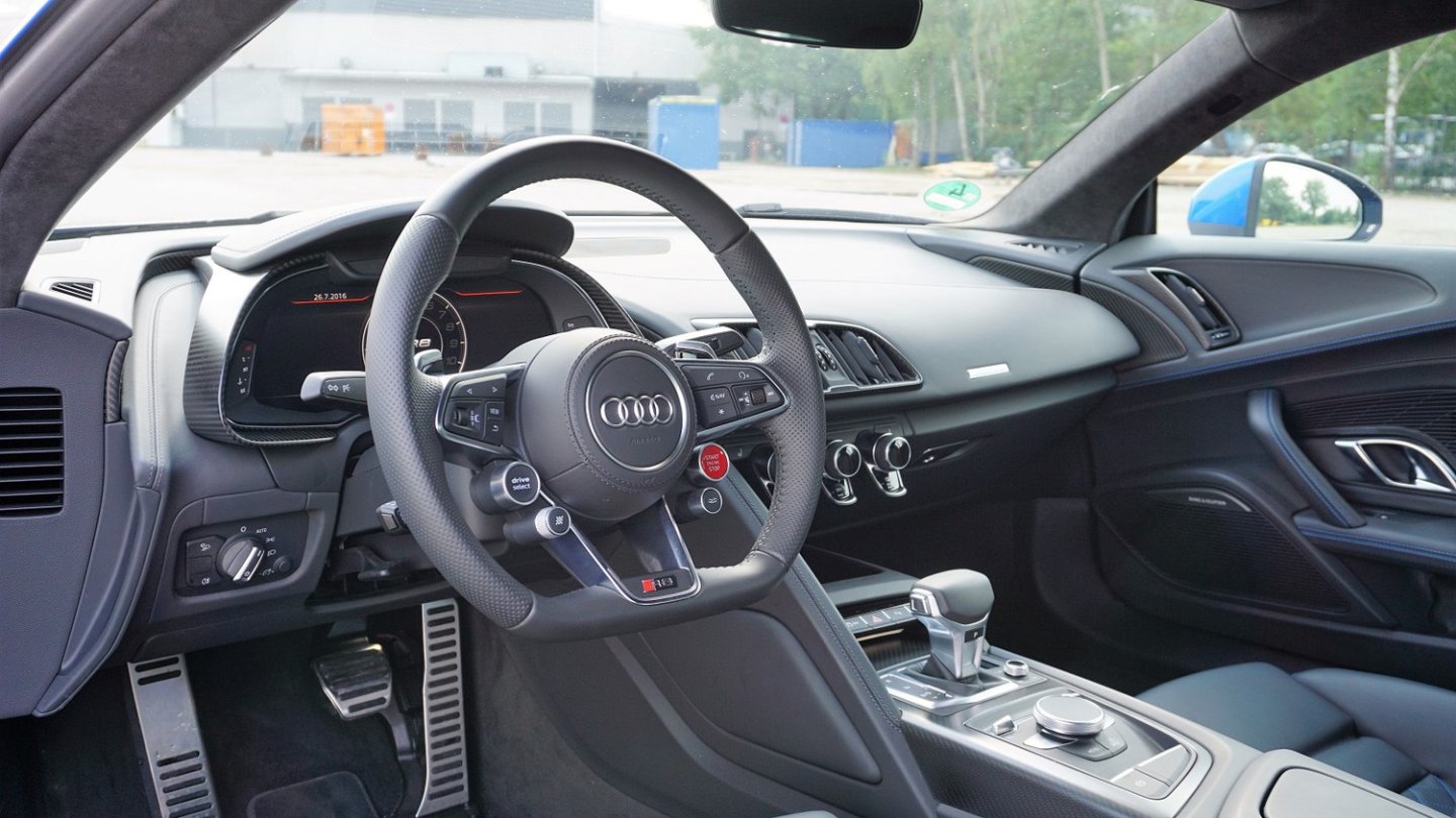 Das Cockpit entspricht in vielen Punkten fast zu sehr der Großserie. Das Cockpit entspricht in vielen Punkten fast zu sehr der Großserie.