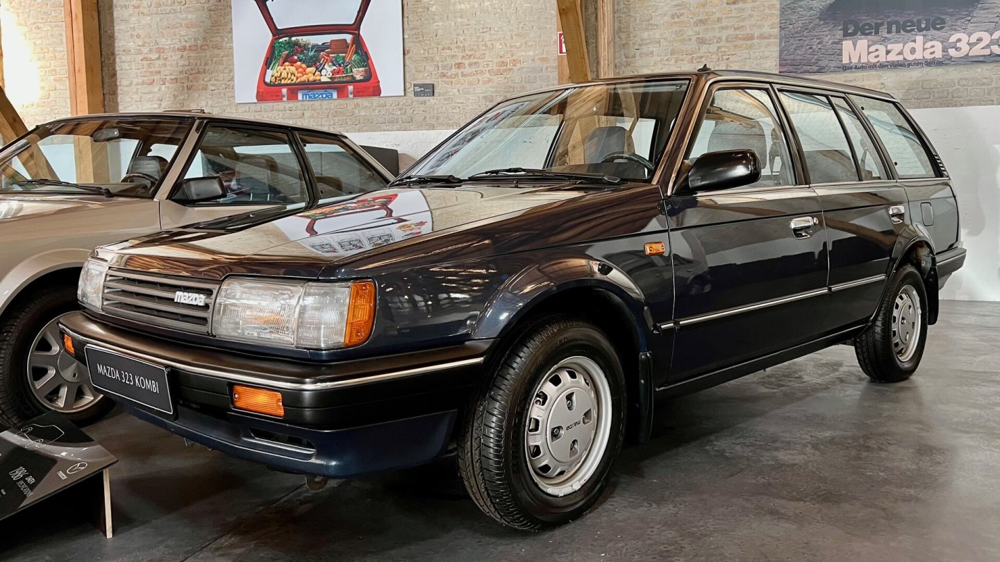 Automobile Schuhmode in den 1980er-Jahren. Der Mazda 323 Kombi mit Stahlrädern und Nabenkappen. Automobile Schuhmode in den 1980er-Jahren. Der Mazda 323 Kombi mit Stahlrädern und Nabenkappen.