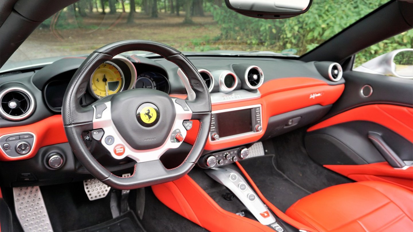 Das Cockpit wirkt aufgeräumt, alles ist gut bedienbar. Das Cockpit wirkt aufgeräumt, alles ist gut bedienbar.