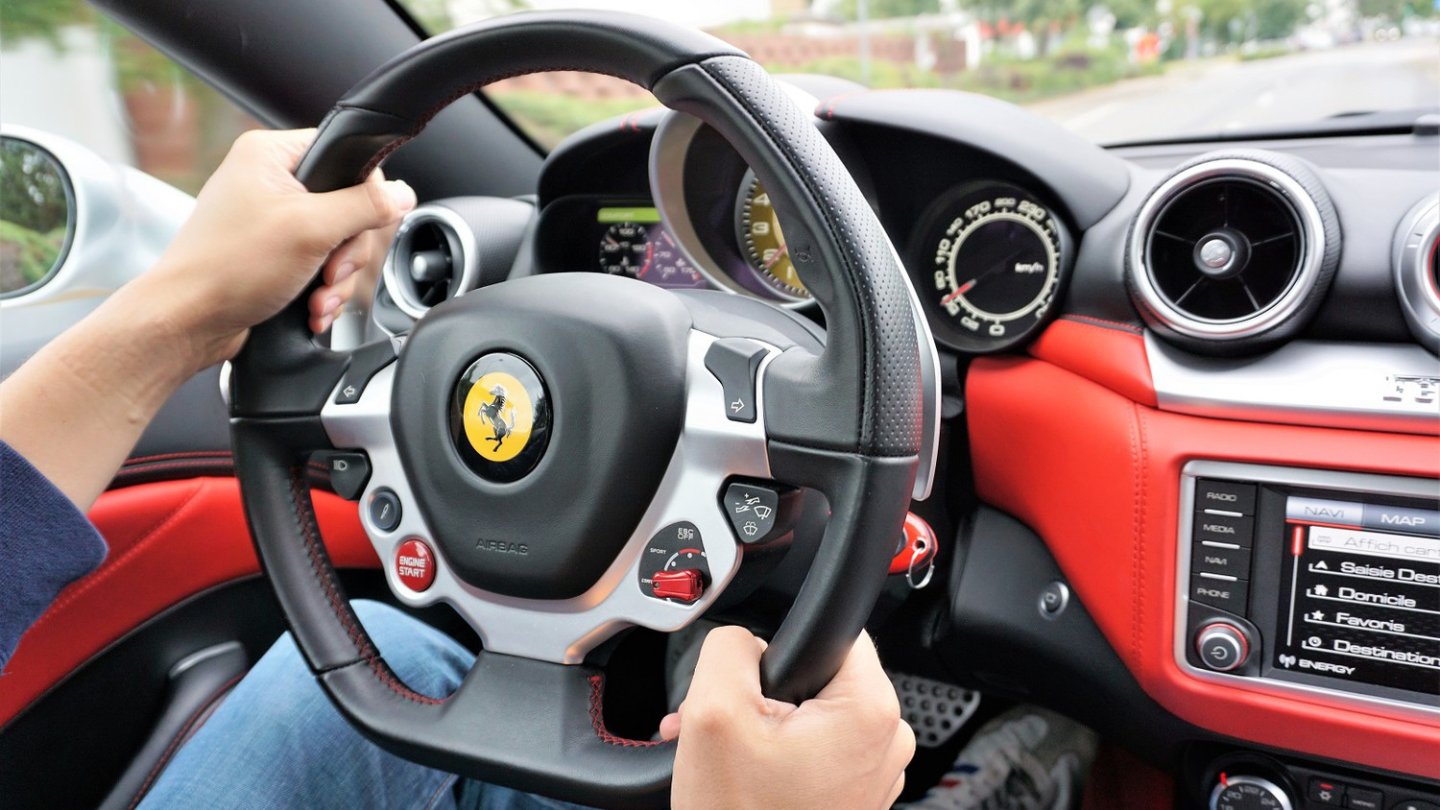 Ein Freudenfest: der Griff an das Ferrari-Lenkrad. Ein Freudenfest: der Griff an das Ferrari-Lenkrad.