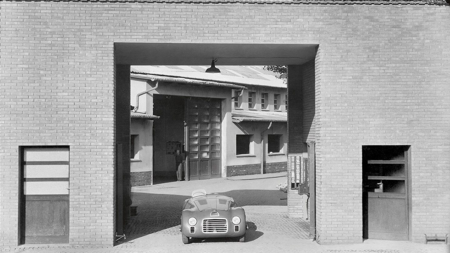 Jungfernfahrt des ersten Ferrari: Der 125S in der Einfahrt der Fabrik... Jungfernfahrt des ersten Ferrari: Der 125S in der Einfahrt der Fabrik...
