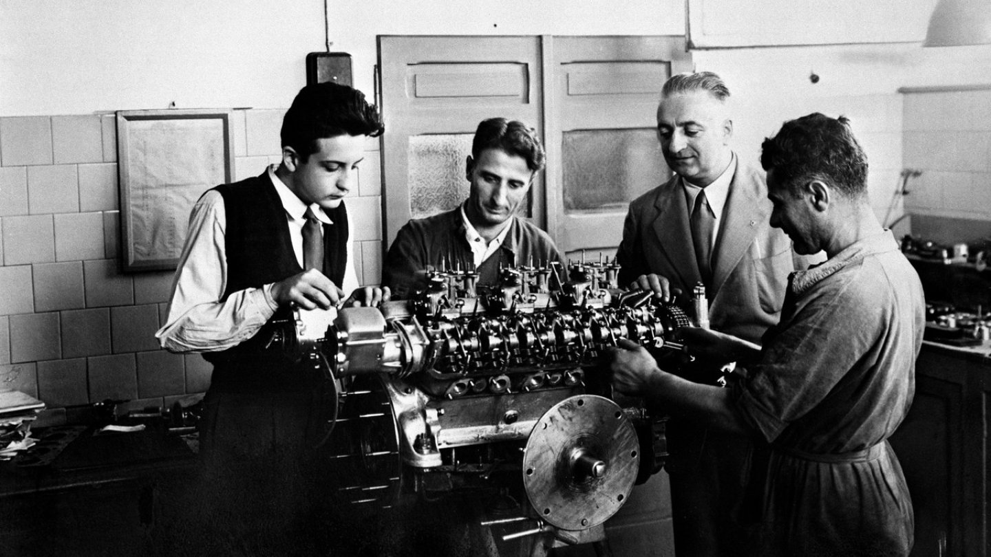 Enzo Ferrari - 2. v.r. - mit Mitarbeitern. Enzo Ferrari - 2. v.r. - mit Mitarbeitern.