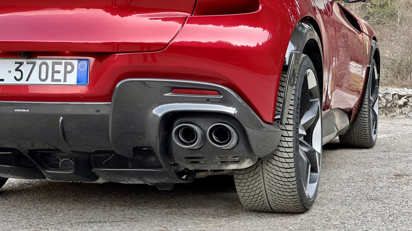 Die armdicken Endrohre wirken am Purosangue gar nicht mal so dominant - das liegt am Format des Autos. Die armdicken Endrohre wirken am Purosangue gar nicht mal so dominant - das liegt am Format des Autos.