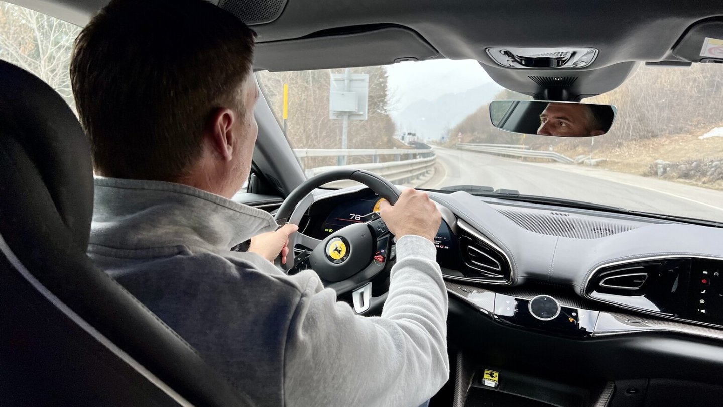 Das aktive Fahrwerk hat ein eigenes 48-Volt-System. Das aktive Fahrwerk hat ein eigenes 48-Volt-System.