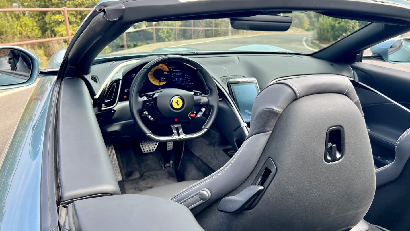 Fahrer und Beifahrer sind im Cockpit in eigenen Nischen integriert. Fahrer und Beifahrer sind im Cockpit in eigenen Nischen integriert.