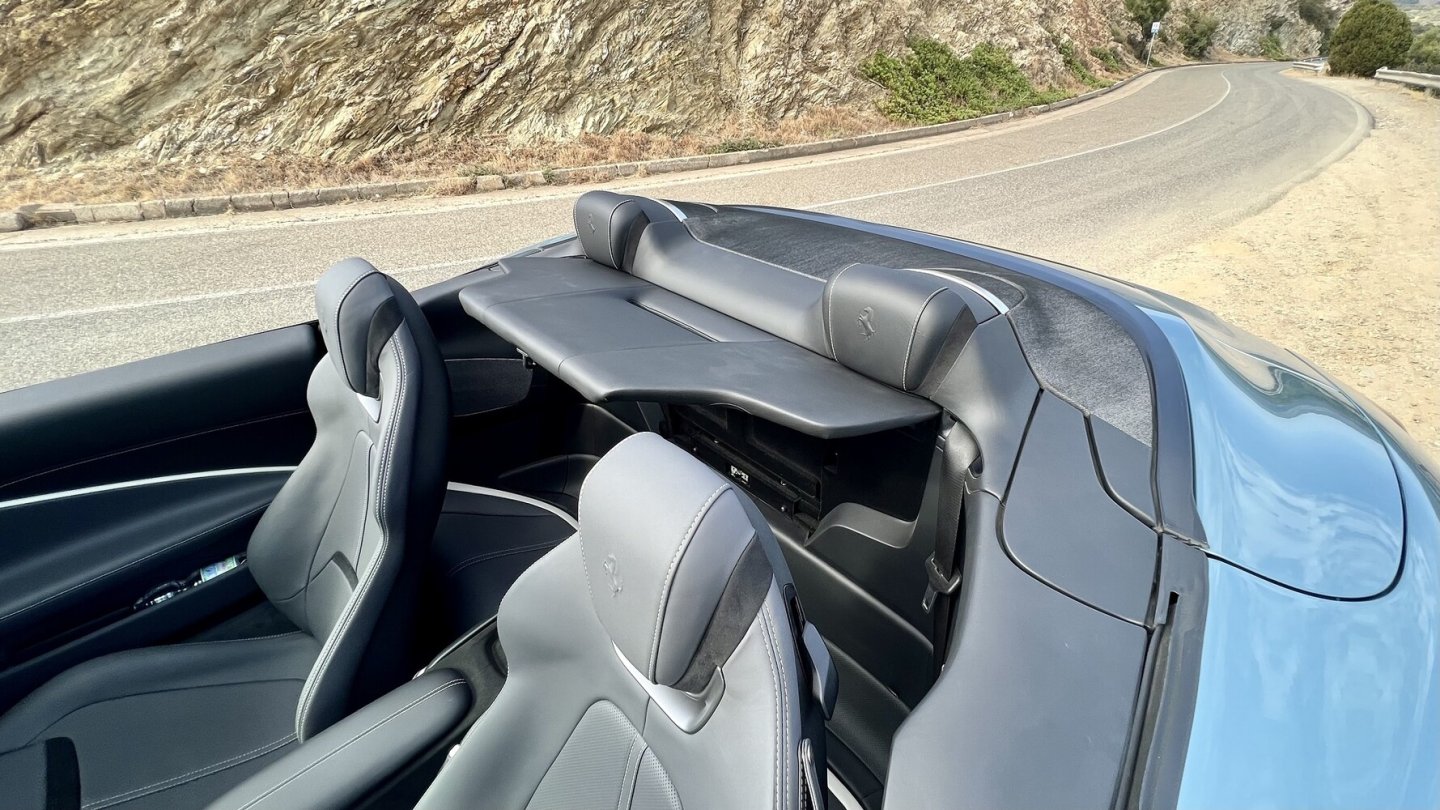 Die Funktion des ausklappbaren Windschotts hat sich Ferrari patentieren lassen. Die Funktion des ausklappbaren Windschotts hat sich Ferrari patentieren lassen.