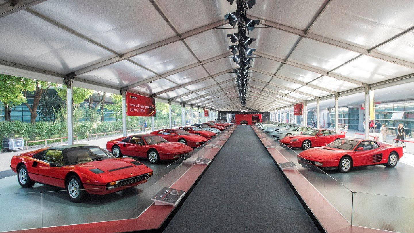 Rechts vorne steht der Ferrari Testarossa, der 1984 Premiere feierte. Rechts vorne steht der Ferrari Testarossa, der 1984 Premiere feierte.