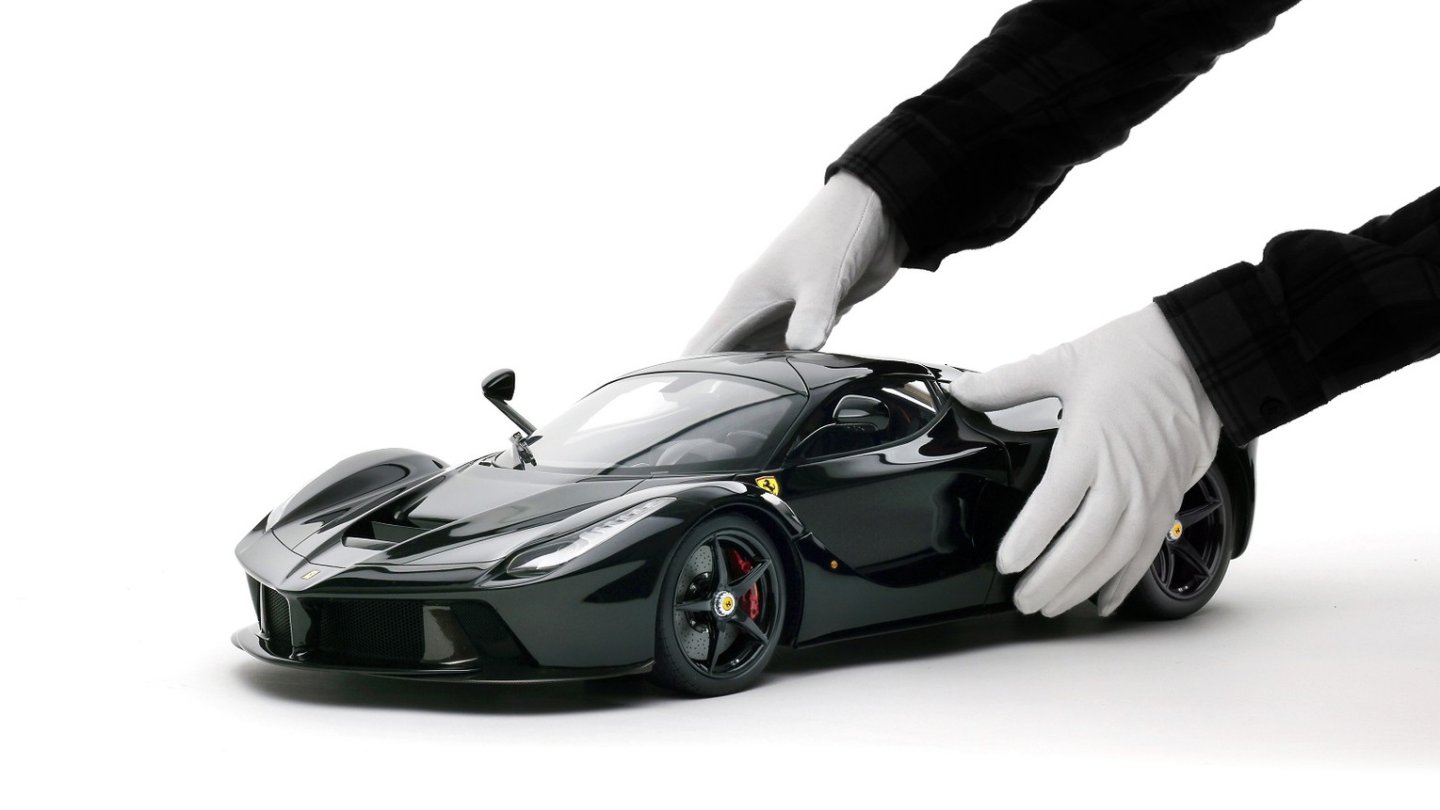 Ein Modell des LaFerrari vom offiziellen Lizenznehmer Amalgam. Ein Modell des LaFerrari vom offiziellen Lizenznehmer Amalgam.