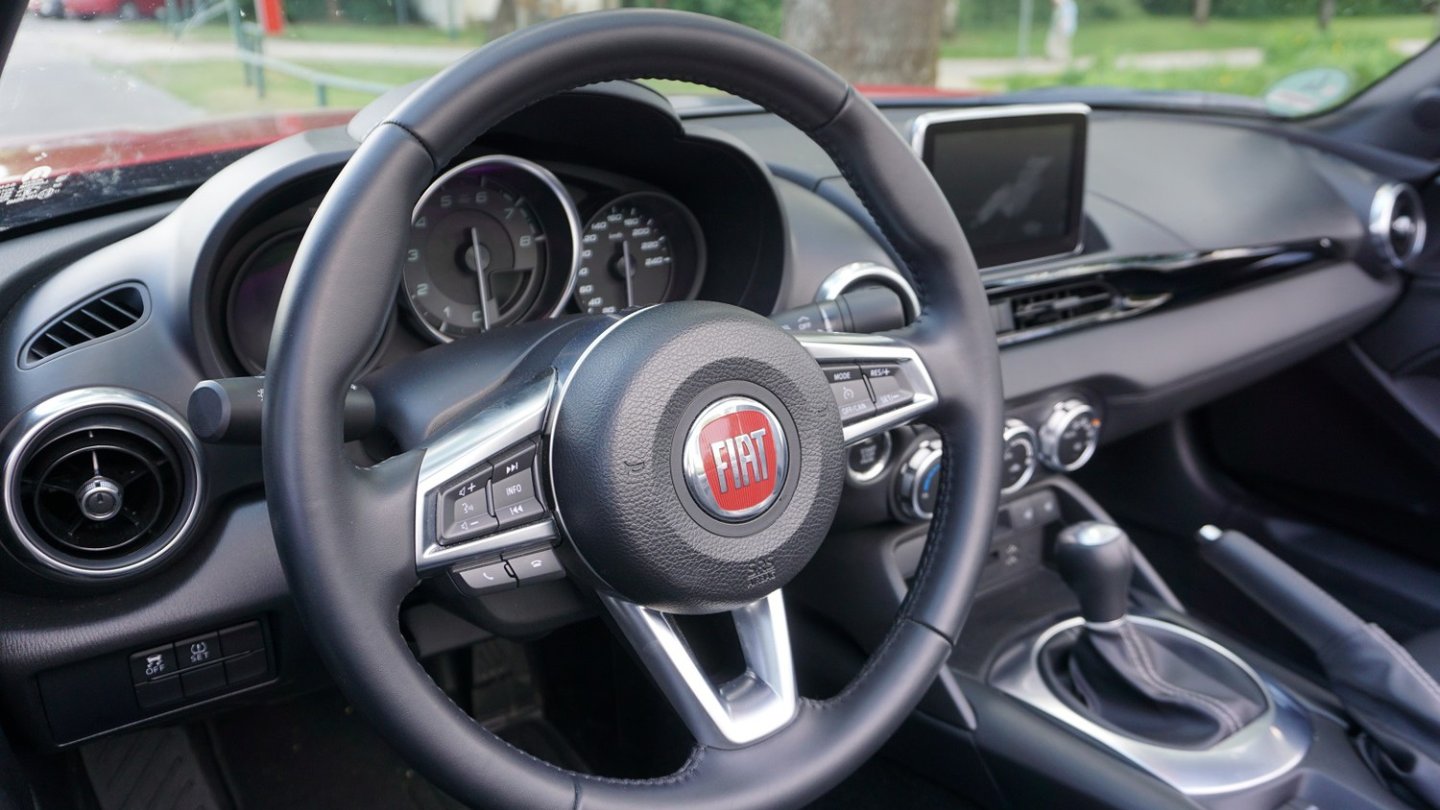 Dack Cockpit entspricht bis auf das Logo und ein paar Materialien dem Mazda MX-5. Dack Cockpit entspricht bis auf das Logo und ein paar Materialien dem Mazda MX-5.