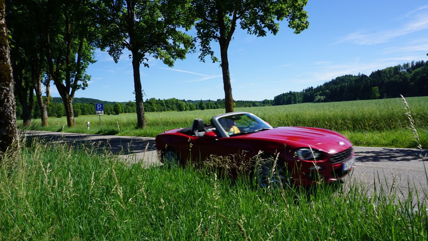 Der Fiat 124 Spider bei seiner Lieblingsbeschäftigung: Landstraßen-Cruising. Der Fiat 124 Spider bei seiner Lieblingsbeschäftigung: Landstraßen-Cruising.
