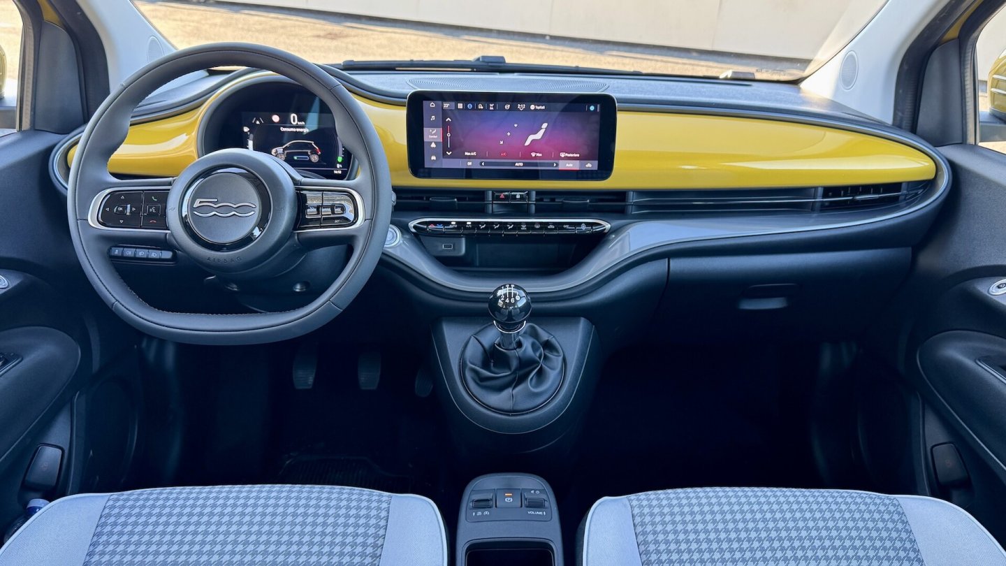 Der Schalthebel im Cockpit ist ein optisches Erkennungszeichen des Hybrid-Modells.