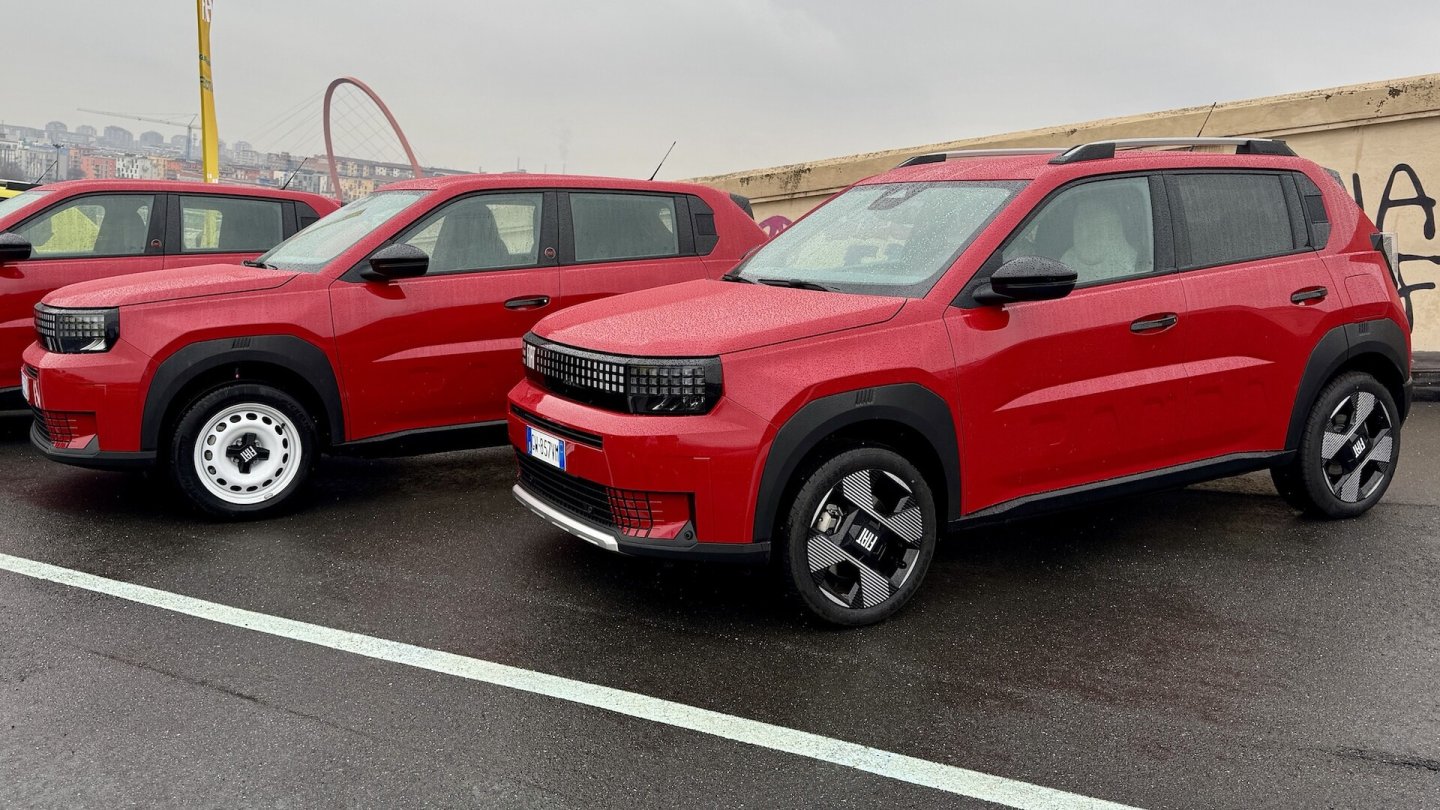 Variationen beim Fiat Granda Panda. Rechts das Topmodell mit Alufelgen, daneben der Red mit Stahlrädern. Variationen beim Fiat Granda Panda. Rechts das Topmodell mit Alufelgen, daneben der Red mit Stahlrädern.