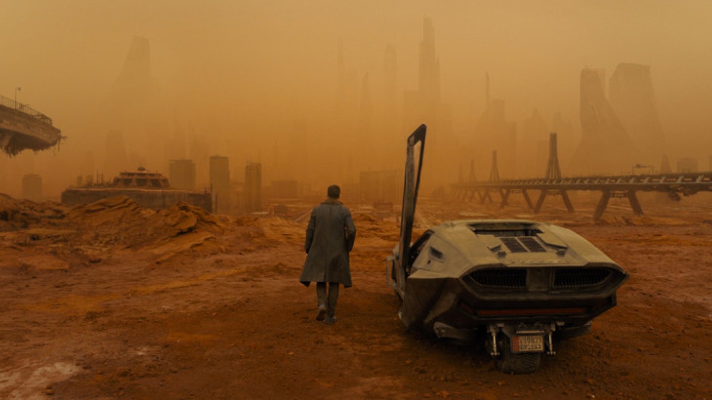Filmszene mit einem fliegenden Steifenwagen aus Blade Runner 2049. Copyright: Sony Pictures Filmszene mit einem fliegenden Steifenwagen aus Blade Runner 2049. Copyright: Sony Pictures
