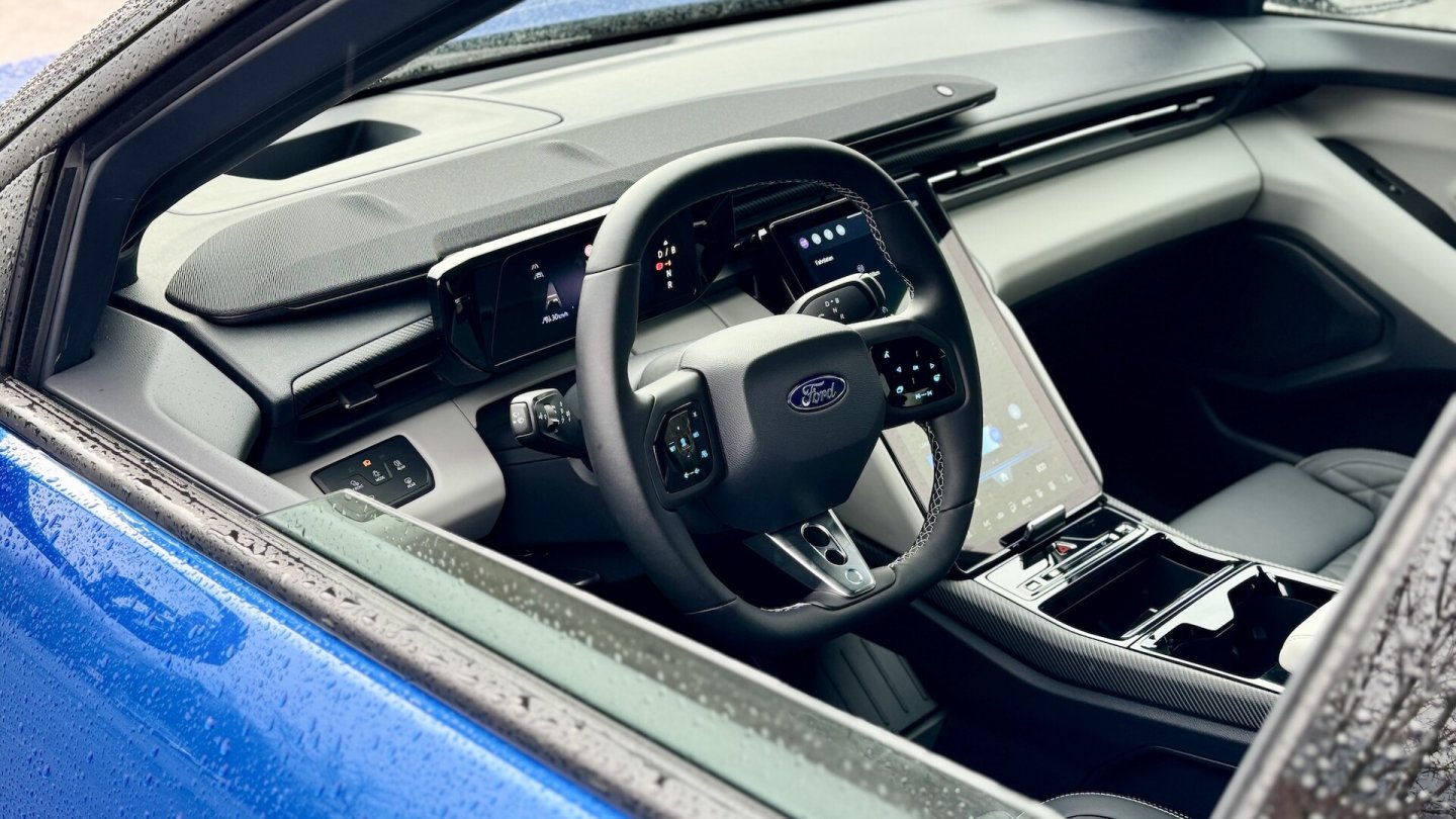 Das Cockpit des Ford Capri zeigt viele Teile der MEB-Modelle aus dem Volkswagen-Konzern. Das Cockpit des Ford Capri zeigt viele Teile der MEB-Modelle aus dem Volkswagen-Konzern.