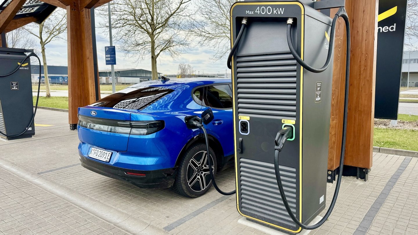 Die Ladeleistung ist mit maximal 135 kW nur durchschnittlich. Die Ladeleistung ist mit maximal 135 kW nur durchschnittlich.
