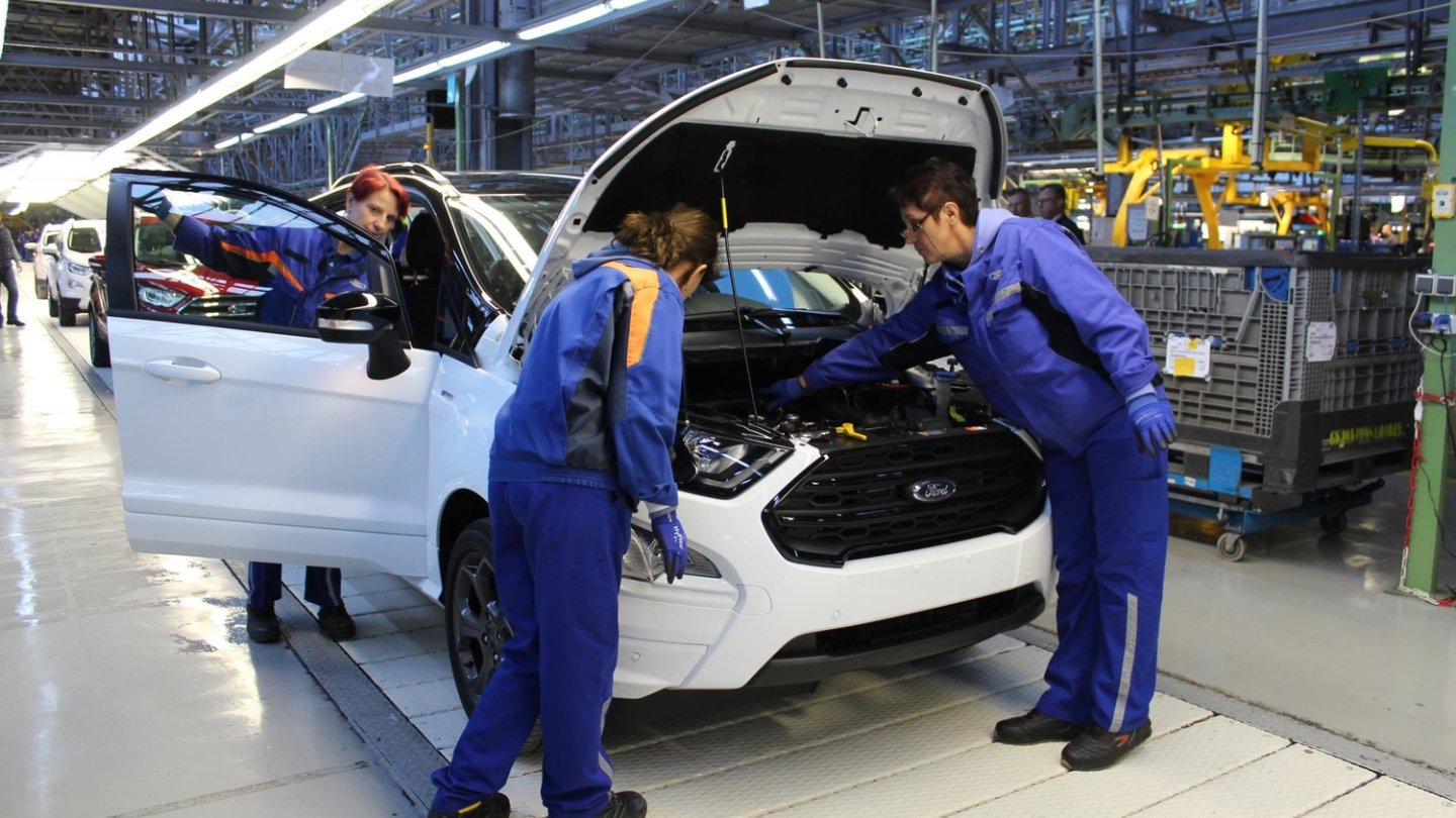 Foto-Posing bei der Endkontrolle im rumänischen Ford-Werk. Foto-Posing bei der Endkontrolle im rumänischen Ford-Werk.