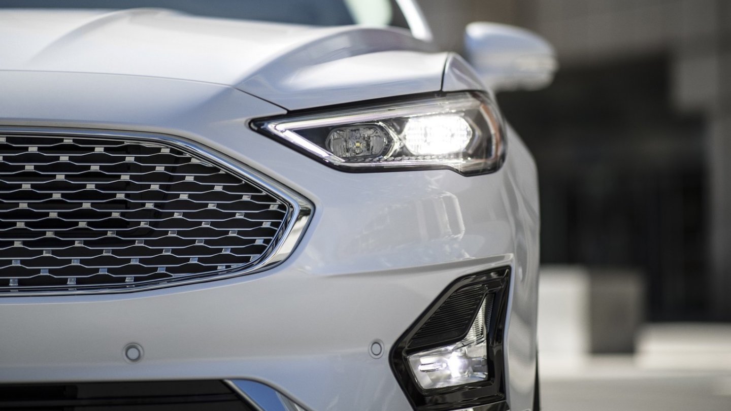 Die Scheinwerfer von Fusion und Mondeo tragen künftig eine Kante. Die Scheinwerfer von Fusion und Mondeo tragen künftig eine Kante.