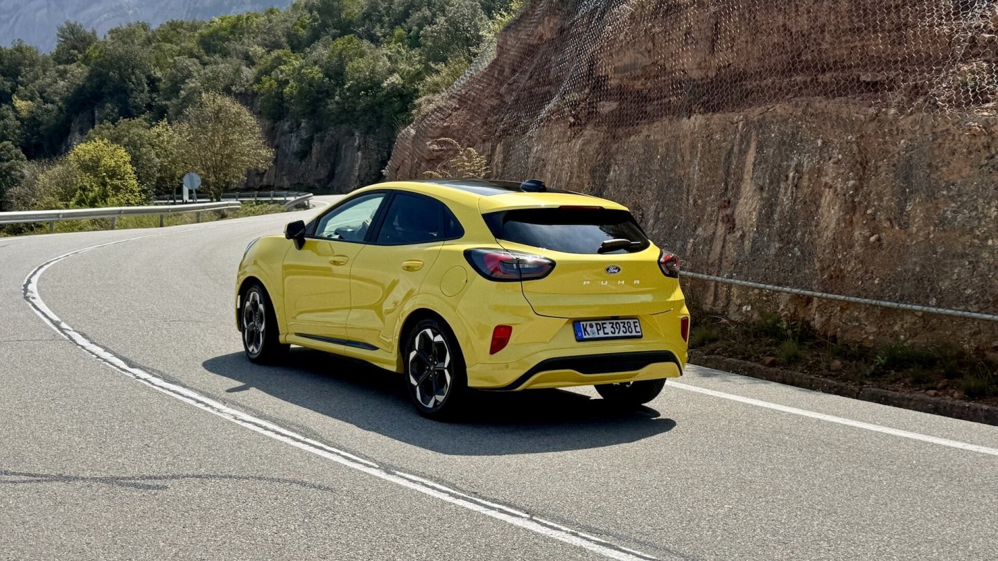 Erste Testfahrten mit dem Ford Puma Gen-E im Norden Spaniens: Auch mit E-Antrieb ist er ein Kurvenkünstler. Erste Testfahrten mit dem Ford Puma Gen-E im Norden Spaniens: Auch mit E-Antrieb ist er ein Kurvenkünstler.