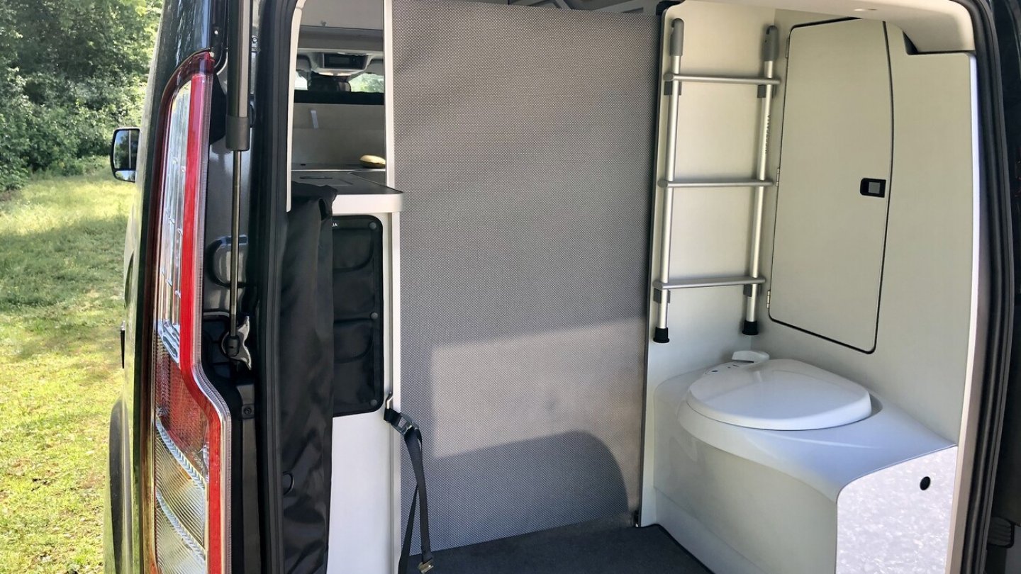 Der Sanitärbereich mit Rollo als Sichtschutz. Der Sanitärbereich mit Rollo als Sichtschutz.
