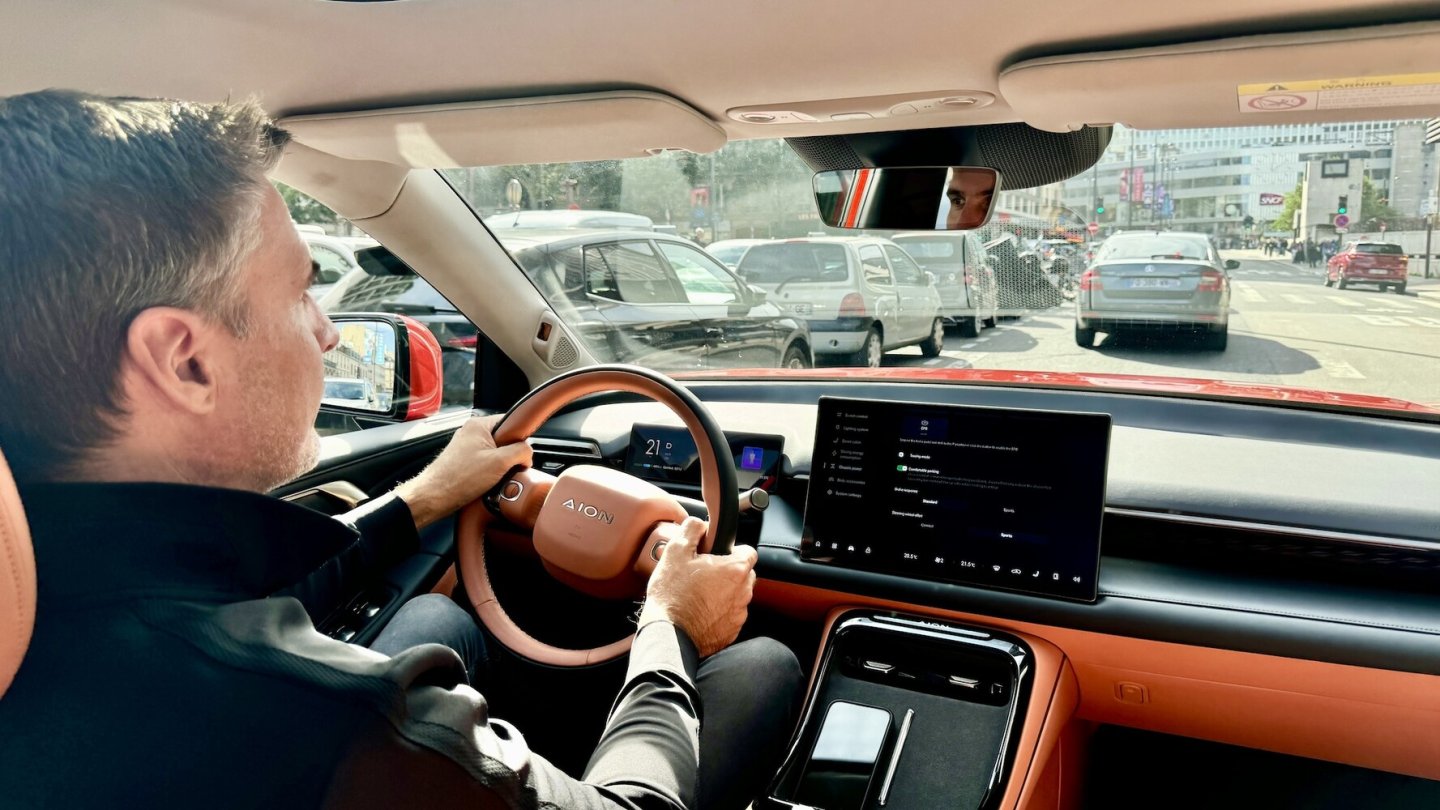 Im dichten Verkehr von Paris konnten wir den Aion V kennenlernen. Im dichten Verkehr von Paris konnten wir den Aion V kennenlernen.