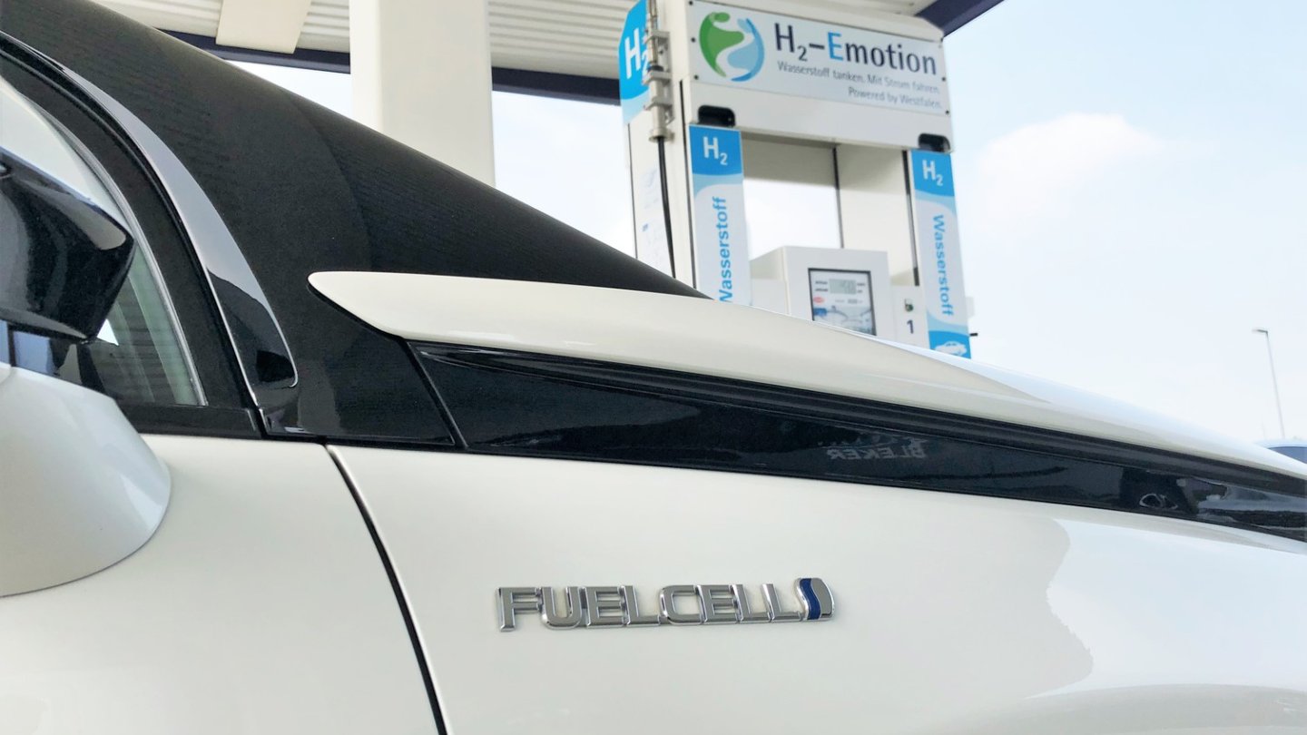 Wasserstoff wird mit 700 Bar Druck in PKW gepumpt, bei LKW und Bussen sind es 350 Bar. Wasserstoff wird mit 700 Bar Druck in PKW gepumpt, bei LKW und Bussen sind es 350 Bar.