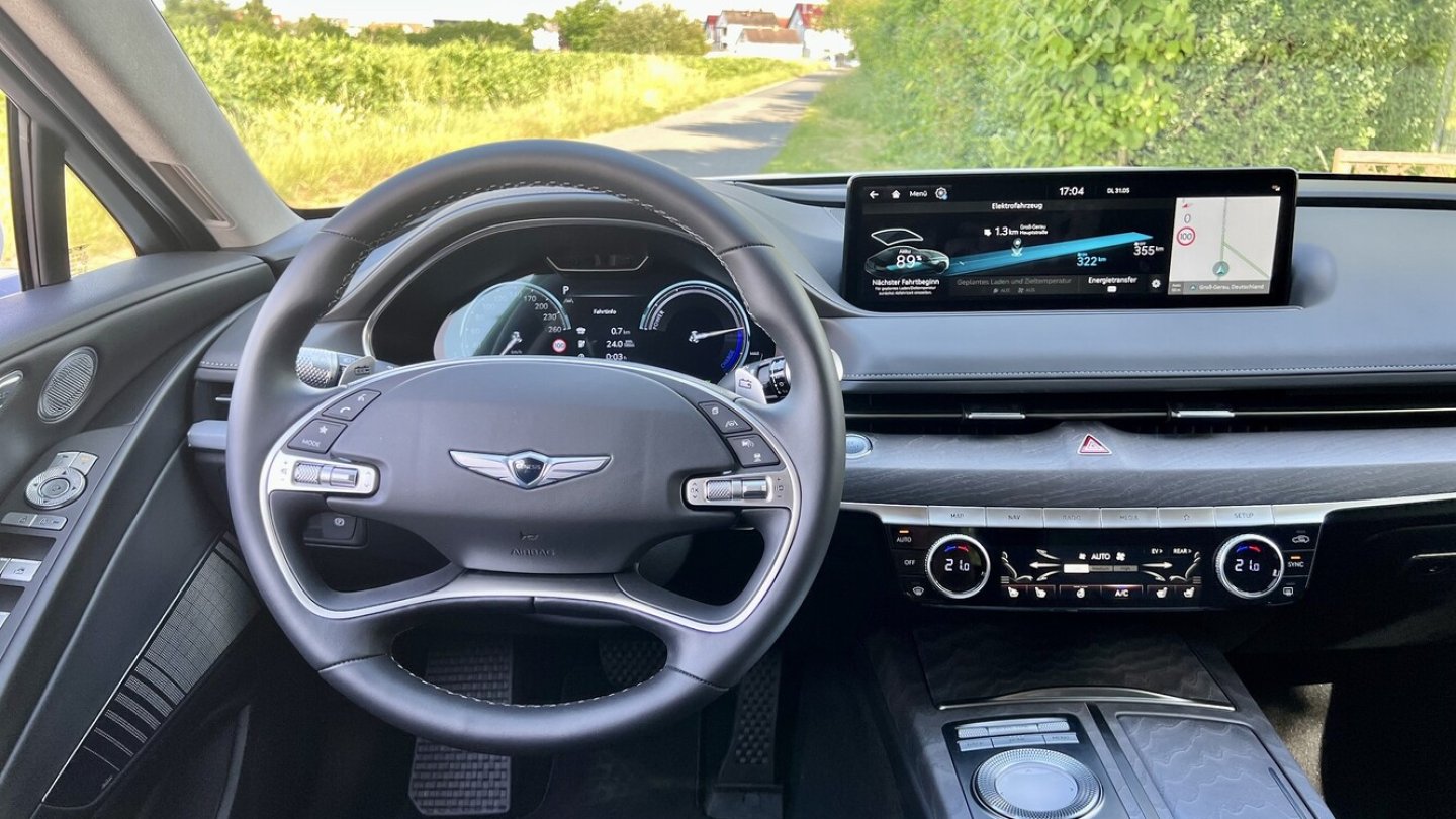 Das Cockpit ist modern, erschlägt den Benutzer aber nicht mit zu großen Displays. Das Cockpit ist modern, erschlägt den Benutzer aber nicht mit zu großen Displays.