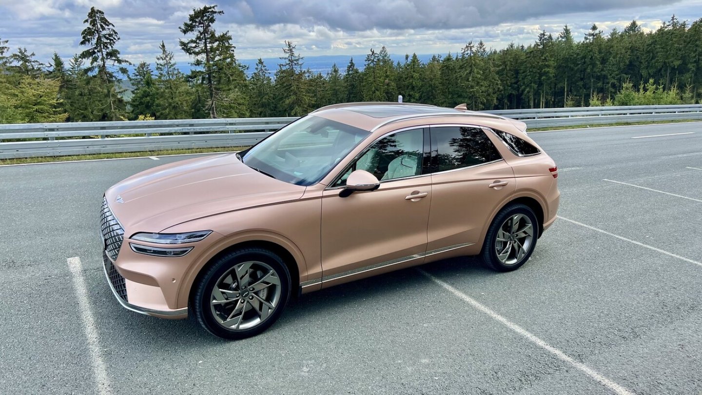Der Grundpreis des GV70 liegt mit 67.300 Euro exakt auf dem Niveau des BMW iX3. Der Grundpreis des GV70 liegt mit 67.300 Euro exakt auf dem Niveau des BMW iX3.