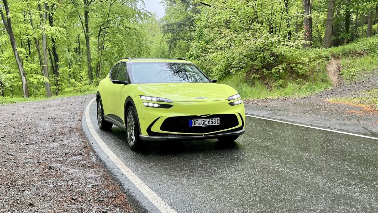 Das ist der Genesis GV60 Sport Plus. Von ihm kommen Akku und Antrieb. Das ist der Genesis GV60 Sport Plus. Von ihm kommen Akku und Antrieb.