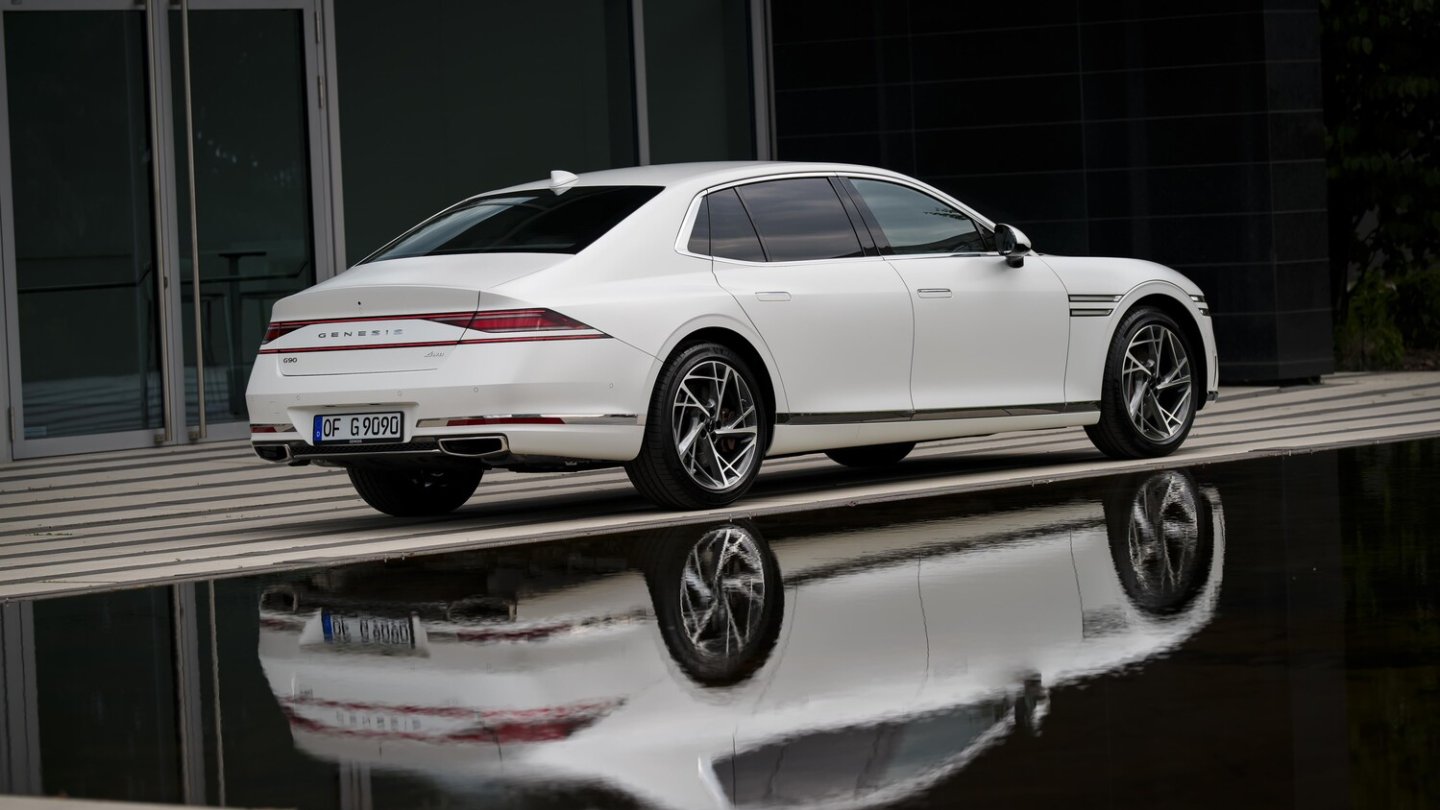Genesis G90