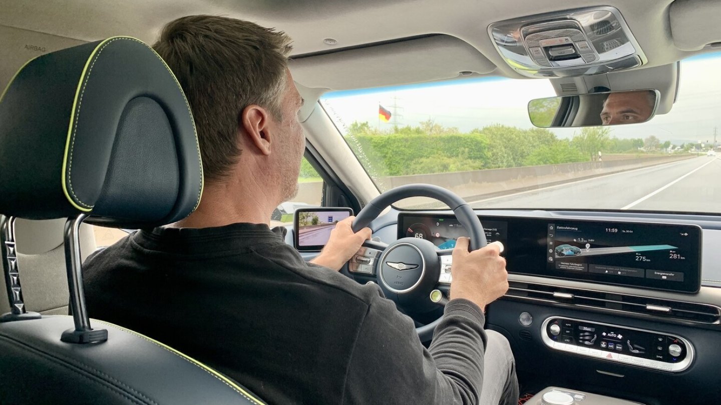 Auch bei hohen Geschwindigkeiten herrscht Ruhe im Cockpit. Auch bei hohen Geschwindigkeiten herrscht Ruhe im Cockpit.