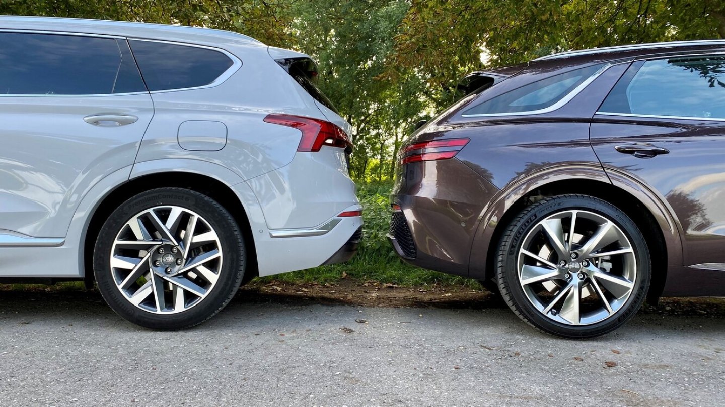 Der Hyundai steht auf 20-Zoll-Rädern, der Genesis auf 21-Zöllern. Der Hyundai steht auf 20-Zoll-Rädern, der Genesis auf 21-Zöllern.