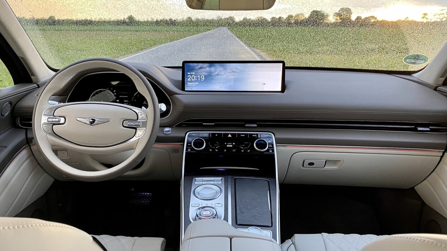 Hochwertiges Ambiente im Cockpit. Das Infotainmentdisplay ist sehr breit. Hochwertiges Ambiente im Cockpit. Das Infotainmentdisplay ist sehr breit.